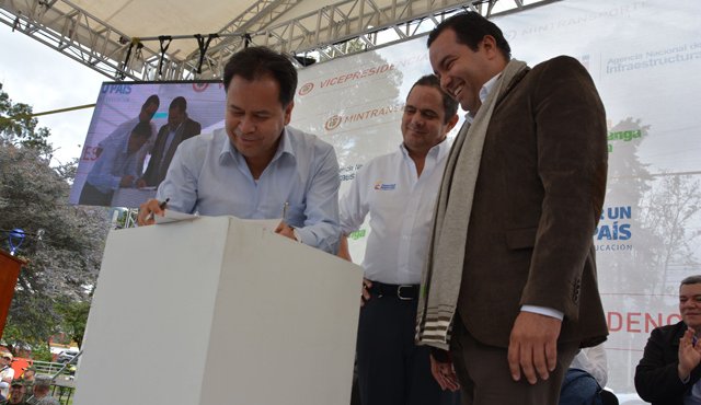 De izquierda a derecha: Gobernador de Norte de Santander, William Villamizar; el vicepresidente de Colombia, Germán Vargas Lleras, y el gobernador de Santander, Didier Tavera. Roberto Ospino