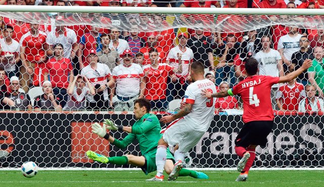 Los suizos se impusieron gracias a un tanto de cabeza del defensa Fabian Schar (5). AFP