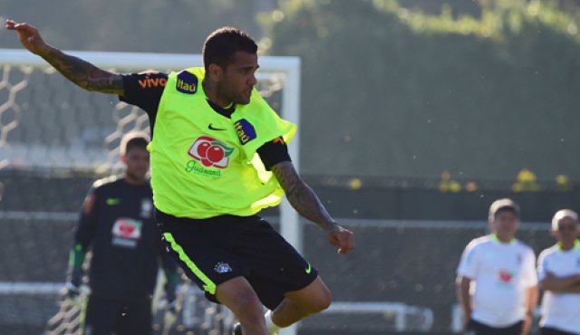 Dani Alves uno de los baluartes que tiene Brasil para desequilibrar la zaga peruana. AFP