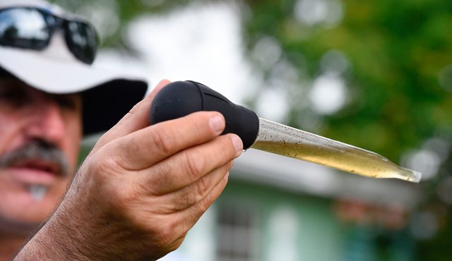 El inspector de mosquitos Carlos Vargas tiene claro que si encuentran larvas se debe echar larvicidas; pero si se encuentran mosquitos adultos en el área que se está observando, habrá que rociarlos con espray.
Rhona Wise | AFP