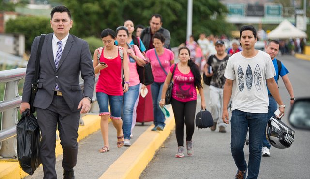 Ante la posible llegada de venezolanos cuando se abra nuevamente la frontera con Venezuela, la Cámara de Comercio de Cúcuta sugiere una política de atención especial con planes integrales para generar más empleo, potenciar el desarrollo energético e impulsar la producción de calzado y cuero. Archivo