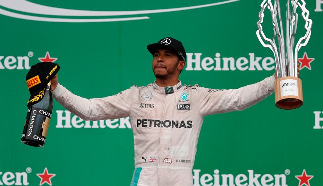 El alemán de Ferrari, Sebastian Vettel, y al finlandés de Williams, Valtteri Bottas, fueron segundo y tercero en el podio. AFP