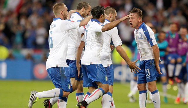 Emanuele Giaccherini (derecha) celebra con sus compañeros tras anotar el primer gol de Italia ante Bélgica en el partido por el Grupo E en Lyon. AP