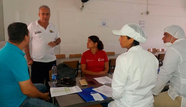 El secretario de Bienestar Social, Telésforo Blanco (segundo de derecha a izquierda), con delegados del Ministerio de Educación. Orlando Carvajal