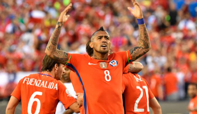 El chileno Arturo Vidal celebra la victoria ante Panamá en el estadio Lincoln Financial Field de Filadelfia. AFP