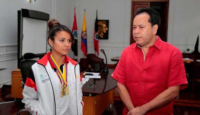 La atleta paralímpica cucuteña regresó cargada de oro de Ecuador. El gobernador William Villamizar le ofreció su apoyo. Cortesía
