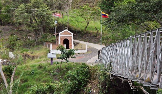 El flujo de peatones por el puente internacional Alianza, que comunica a Ragonvalia con Delicias, es permanente desde el domingo, según vecinos. Archivo