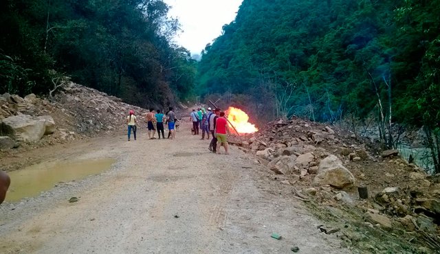 El bloqueo tampoco ha permitido reparar un ducto de gas afectado por un deslizamiento, el cual desató un pequeño incendio, ya controlado. Cortesía