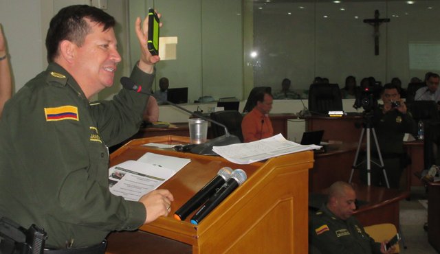 El comandante de Policía, coronel Jaime Barrera, en instantes en que explicaba a los concejales la estrategia que se emprenderá para combatir el delito en Cúcuta. Alfredo Estévez