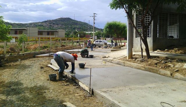 Las cuadrillas de trabajo de la ciudadela El Progreso son unas de las más adelantadas. Los vecinos trabajan en la pavimentación de domingo a domingo. Cortesía
