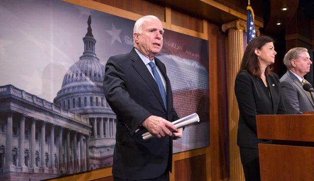 El senador republicano John McCain perdió las elecciones presidenciales ante Obama en 2008. AFP