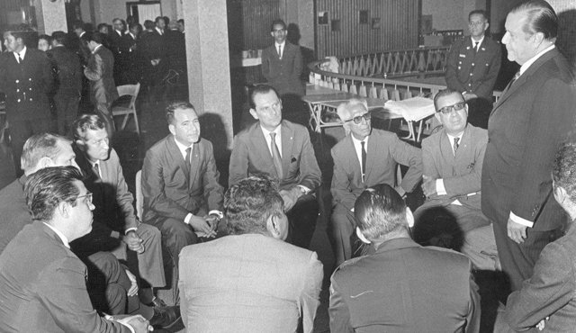 El presidente Caldera con: Pablo Vanegas, Faustino Rodríguez, Giovanni Martín, Cayetano Cortés, Humberto Espinel Espinoza, Eugenio Witenzellner, José Neira Rey y de espaldas, Gustavo Rodriguez Duarte. La Opinión