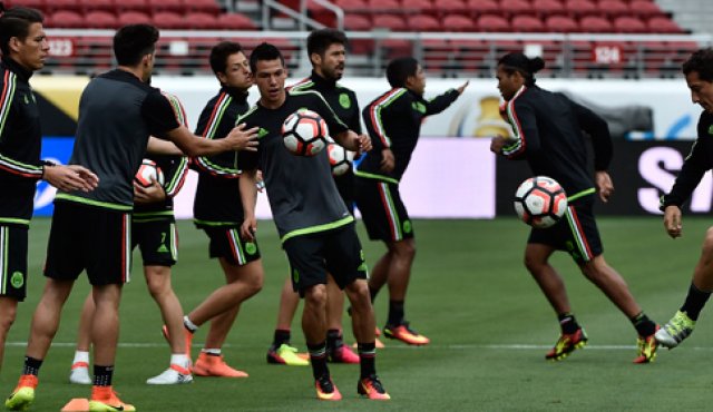 México entrenó este viernes de cara a su partido de hoy a las 9:00 de la noche, en el coloso de Santa Clara (California), con el árbitro brasileño Heber Lopes. AFP