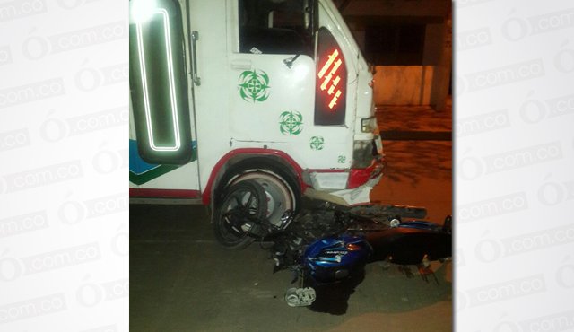 Tras invadir el carril, la buseta chocó de frente contra la moto. Cortesía