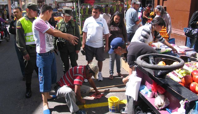 Pese a los operativos de la Policía los vendedores siguen ocupando el espacio público en diferentes puntos de Pamplona. Roberto Ospino