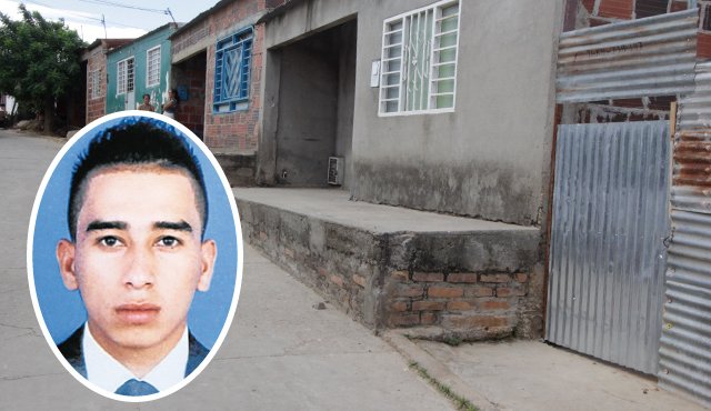 Jonathan Alberto Leal Rodríguez (foto) estaba sentado en este andén, junto con la pareja, cuando aparecieron los motorizados. La Opinión