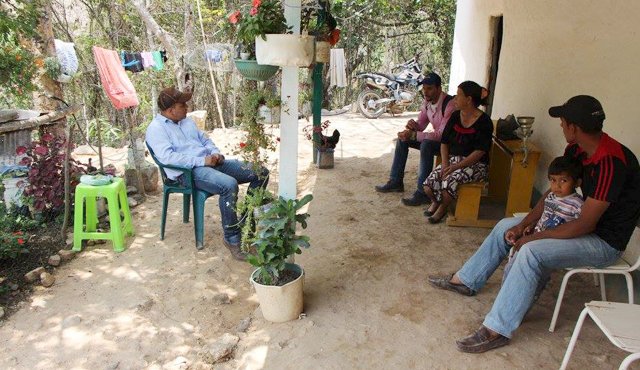Los funcionarios de la Secretaría de Vías e Infraestructura recorren las veredas del municipio de Ocaña para conocer las necesidades de los campesinos. Javier Sarabia