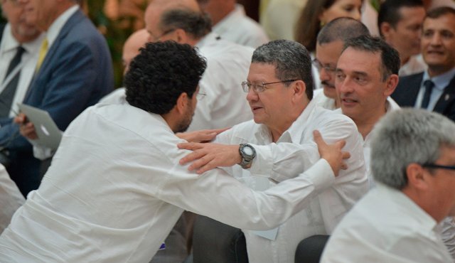 La paz también se demostró en abrazos como este de Iván Cepeda y Pablo Catatumbo. AFP