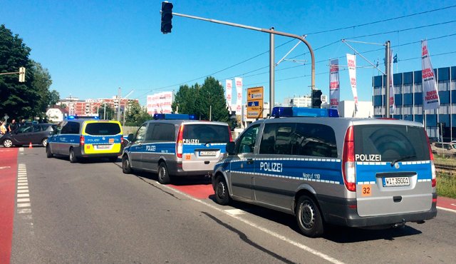 La policía se acerca al cine, donde un hombre armado se atrincheró en Viernheim, el sur de Alemania.
AFP