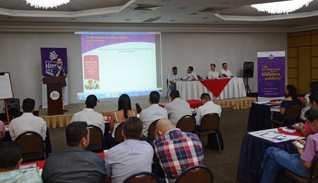Sandra Suescún Barrera (de pie), interactuó con los alcaldes. En la mesa principal, de izquierda a derecha, los secretarios de Cultura de Cúcuta, José del Carmen Ortiz y del departamento, César Ricardo Rojas; el coordinador del proyecto TIC del Mincultura, Diego Merizalde y el director de la biblioteca Julio Pérez Ferrero, Julio García Herreros. Rodrigo Sandoval