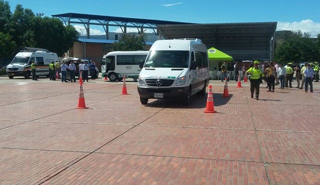 Simulando transitar por una vía urbana o carretera, los conductores del transporte especial mostraron sus habilidades frente al volante, ante algún obstáculo. Suministrada