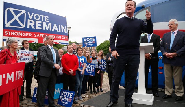 El primer ministro británico, David Cameron (en primer plano), durante un acto de la campaña para la permanencia de Gran Bretaña en la Unión Europea, junto al expremier John Major (derecha). AP