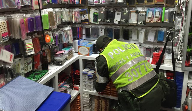 La Policía intensificó las labores de búsqueda de celulares robados en los locales de los centros comerciales dedicados a la venta de estos equipos en Cúcuta. Orlando Carvajal