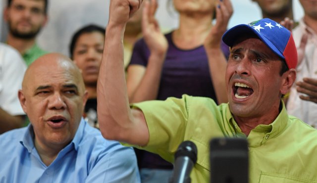 Henrique Capriles anunció que la coalición opositora logró este viernes la totalidad de las rúbricas exigidas en los 24 estados del país para activar una de las fases del proceso del referendo. AFP