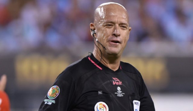Heber Lopes, árbitro brasileño de la final de la Copa América Centenario. AFP