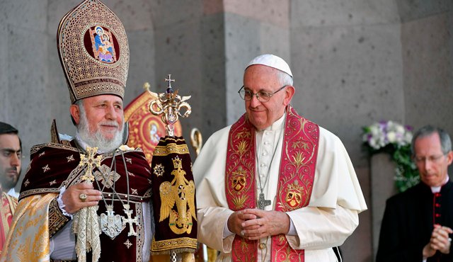 El papa Francisco y Catholicós Kerekine II, patriarca de la Iglesia Apostólica Armenia, en la ceremonia de la Divina Liturgia en la Catedral Apostólica de Etchmiadzin, fuera de Ereván. AFP