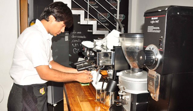 El consumo de cafés especiales aumentó un 5% en el país en 2015 una cifra que además está relacionado con el aumento de negocios dedicados especialmente a la venta de productos a base del grano. Archivo