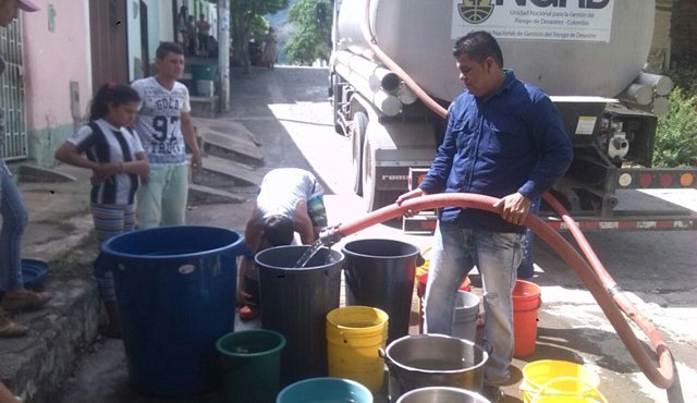 En carrotanques se ha tenido que entregar el líquido a los pobladores del casco urbano. Suministrada