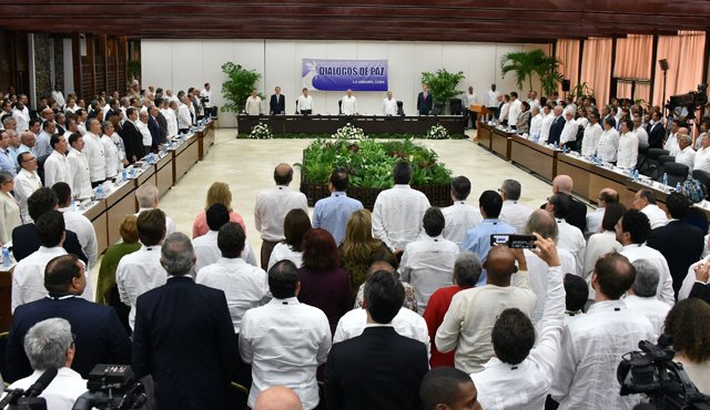 El pasado jueves los negociadores de paz del Gobierno y las Fuerzas Armadas Revolucionarias de Colombia (Farc) firmaron en La Habana, sede de los diálogos, un acuerdo sobre "Fin del conflicto". AFP