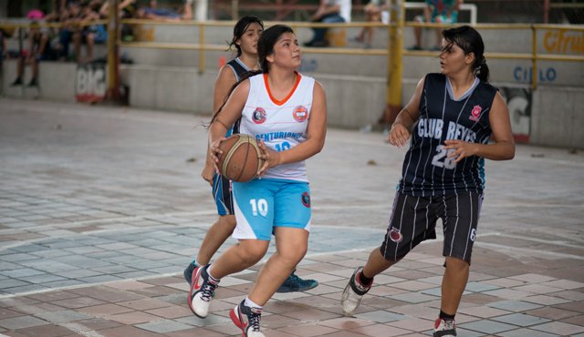 Emocionantes encuentros de baloncesto presenciaron los vecinos del barrio Ciudad Jardín. En el Festival Invitacional participaron 15 equipos de Cúcuta, Bogotá y Barranquilla. Juan Pablo Bayona