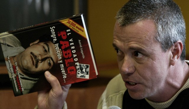 Popeye sostiene el libro ‘El verdadero Pablo’ en el que se recogen testimonios del jefe de sicarios del cartel de Medellín.
Archivo