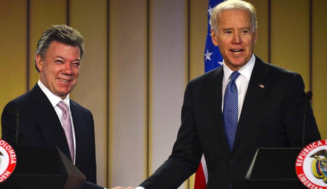 Joe Biden junto al presidente Juan Manuel Santos. Archivo