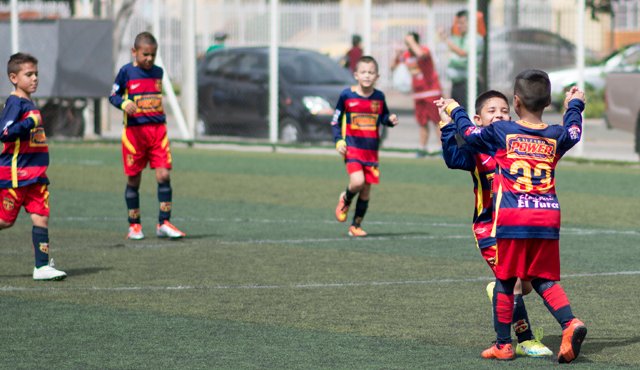 En el binacional de escuelas de fútbol los jugadores de los conjuntos Barcelona y Simplemente Fútbol de la categoría 2008, disfrutaron de buen partido, mostrando su habilidad y talento con el balón. Juan Pablo Bayona