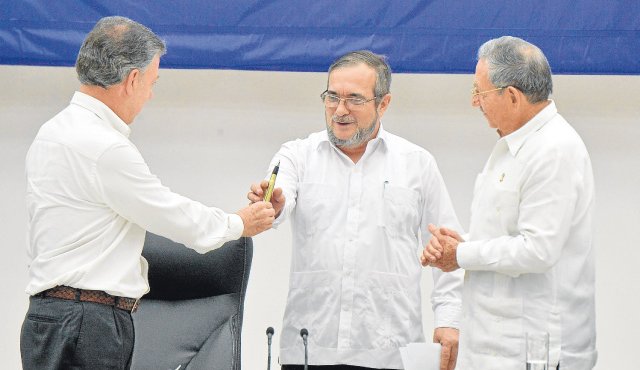 El 23 de junio en La Habana, el presIdente Juan Manuel Santos le entregó un ‘Balígrafo’ al jefe máximo de las Farc, Timochenko, durante la ceremonia que tuvo como testigo al presidente cubano, Raúl Castro. Archivo