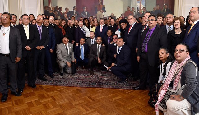 Más de cien líderes religiosos de Colombia se reunieron este lunes en la Casa de Nariño con el Presidente Juan Manuel Santos, a quien ofrecieron acompañar hasta lograr el anhelo de paz que tienen los colombianos. Colprensa