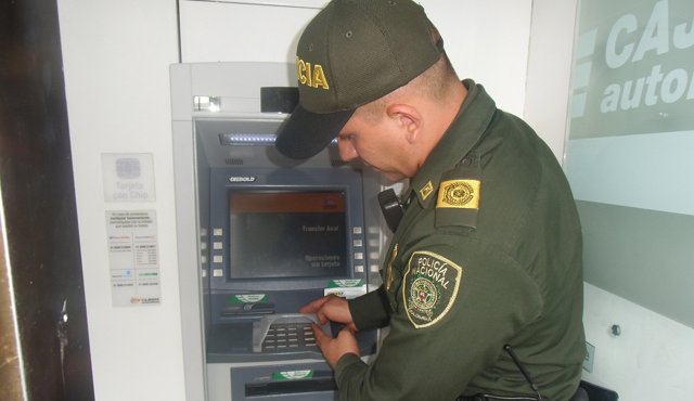 Una de las sugerencias es que antes de usar un cajero electrónico revisar que no haya elementos extraños u objetos que obstaculicen el dispensador de billetes o alguna cinta en la ranura de la tarjeta que pueda clonarla. Policía Nacional