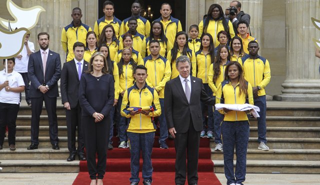 El presidente Juan Manuel Santos y su esposa, María Clemencia Rodríguez, entregaron ayer las banderas de Colombia y de la paz a los deportistas Jossimar Calvo y Jackeline Renteria. Colprensa