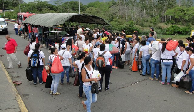 El martes más de 500 mujeres pasaron la frontera a la fuerza para comprar comida en Cúcuta. Archivo
