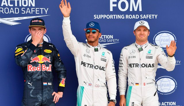 Hamilton (centro), de Mercedes, junto a su compañero de equipo, el alemán Nico Rosberg (derecha); y al belga-holandés Max Verstappen, de Infiniti Red Bull Racing. AFP
