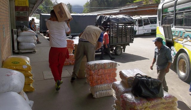 Los alimentos no perecederos empiezan a escasear en el Centro de Acopio de Pamplona. Roberto Ospino