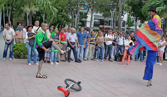 Los payasos también tuvieron su espacio en las tomas de cultura al parque que sirvieron de antesala a las Ferias de Cúcuta 2016. Mario Caicedo y César Obando