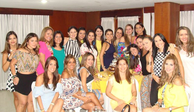 La festejada estuvo felizmente rodeada de sus familiares y amigos. Cortesía
