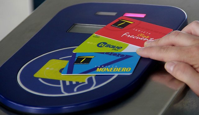Para el juzgado las siete personas tienen que ser recluidas en un centro carcelario, dado que podrían continuar clonado las tarjetas del sistema de transporte. Colprensa