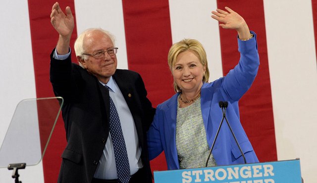 Bernie Sanders y Hillary Clinton. AFP