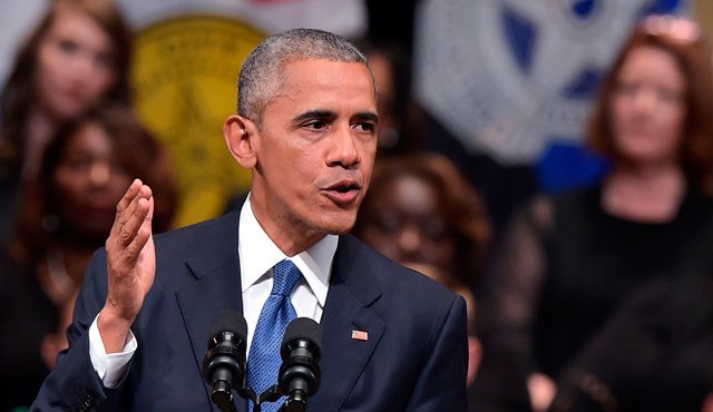 Barack Obama está permanentemente buscando un equilibrio entre gestos de apoyo a las fuerzas del orden y de aliento a los militantes por los derechos civiles que denuncian los excesos policiales. AFP