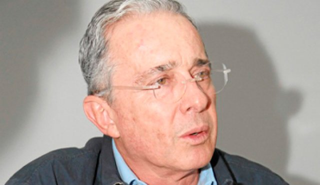 Uribe expresó que la administración de Santos "hace parte del club de gobiernos que aprueban todos los actos de la tiranía de Venezuela". Colprensa